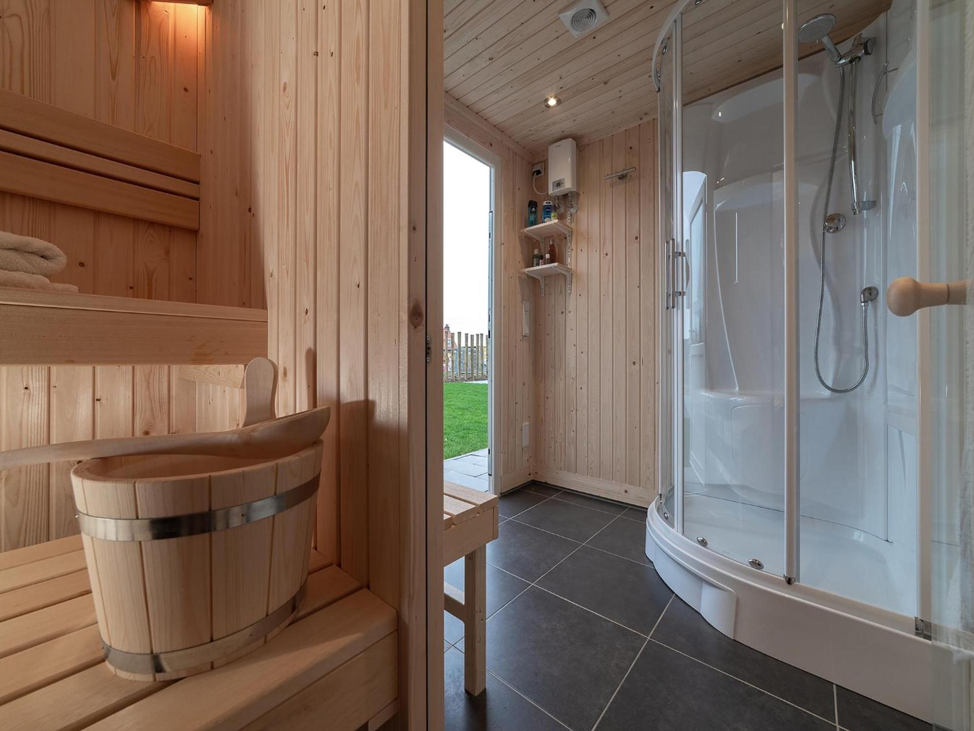 Vakantiehuis Lovely With A Luxurious Outdoor Sauna *